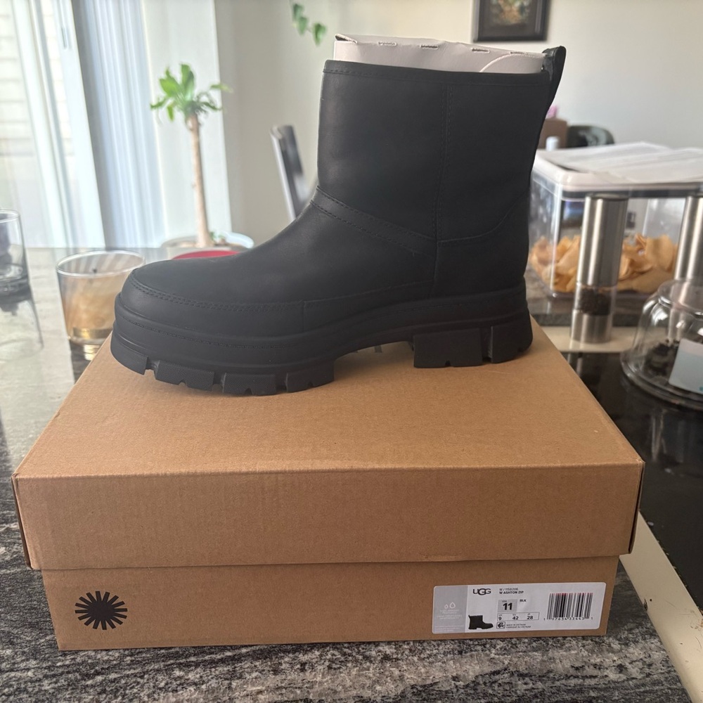 UGG Ashton Zip